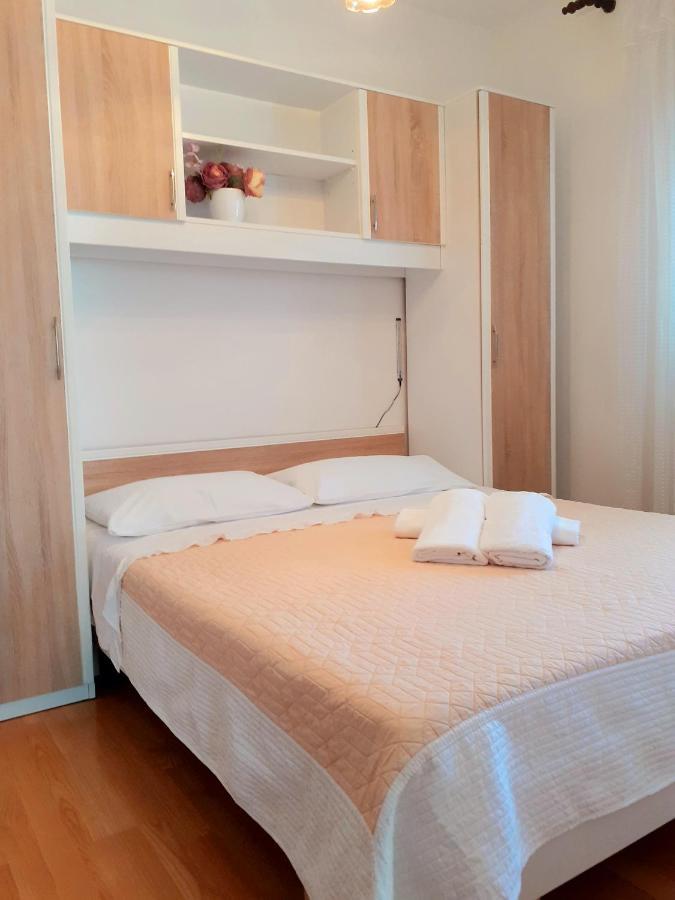 Open Sea Apartmani Grebastica Bagian luar foto